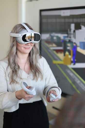 Studentin mit Augmented reality Brille in virtueller Vabrik