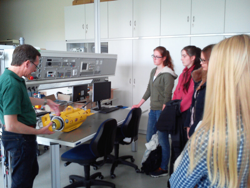 Technikantinnen bei der Vorstellung der Studienrichtung Meerestechnik im Fachbereich Ingenieurwissenschaften am Studienort Wilhelmshaven mit Uwe Barnet (Foto: V. Sasse)