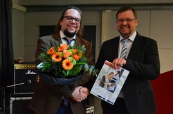 Vizepräsident für Forschung, Transfer und Gleichstellung Prof. Dr. Thomas Wegener übergibt den Jade Lehrpreis an Prof. Dr. Knut Partes.