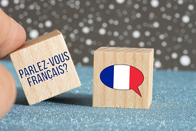 Würfel mit französischem Text und Flagge