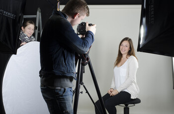 Studierende machen Fotoaufnahmen im Fotostudio 