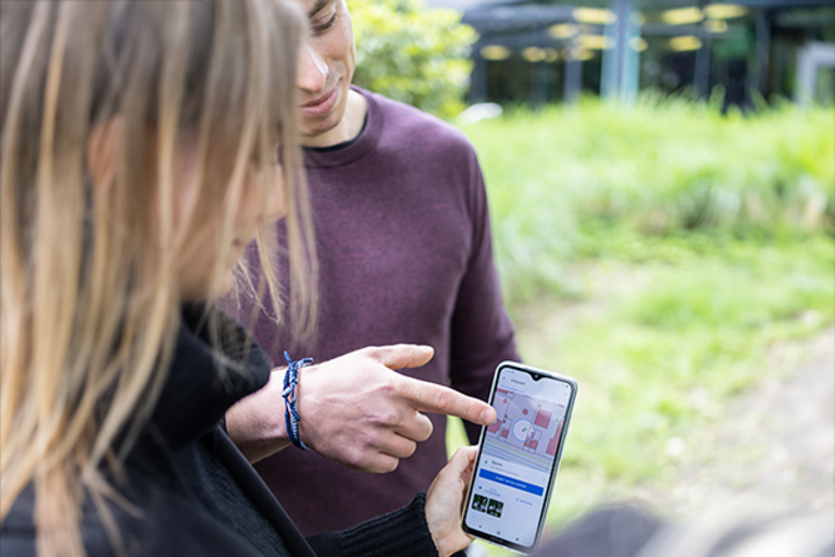 Schüler_innen Arbeiten mit Geoinformationssystem auf Smartphone