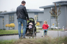 Vater mit Kind auf dem Campus