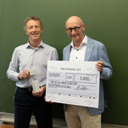 Vizepräsident für Studium und Lehre Prof. Dr. Hero Weber übergibt den Jade Lehrpreis an Prof. Armin Schneider