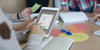 Besprechung zwischen Studierenden mit einem Tablet Besprechung zwischen Studierenden mit einem Tablet