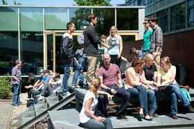 Infothek mit Student_innen beim Kaffeetrinken Konstruktive Pausen von Student_innen