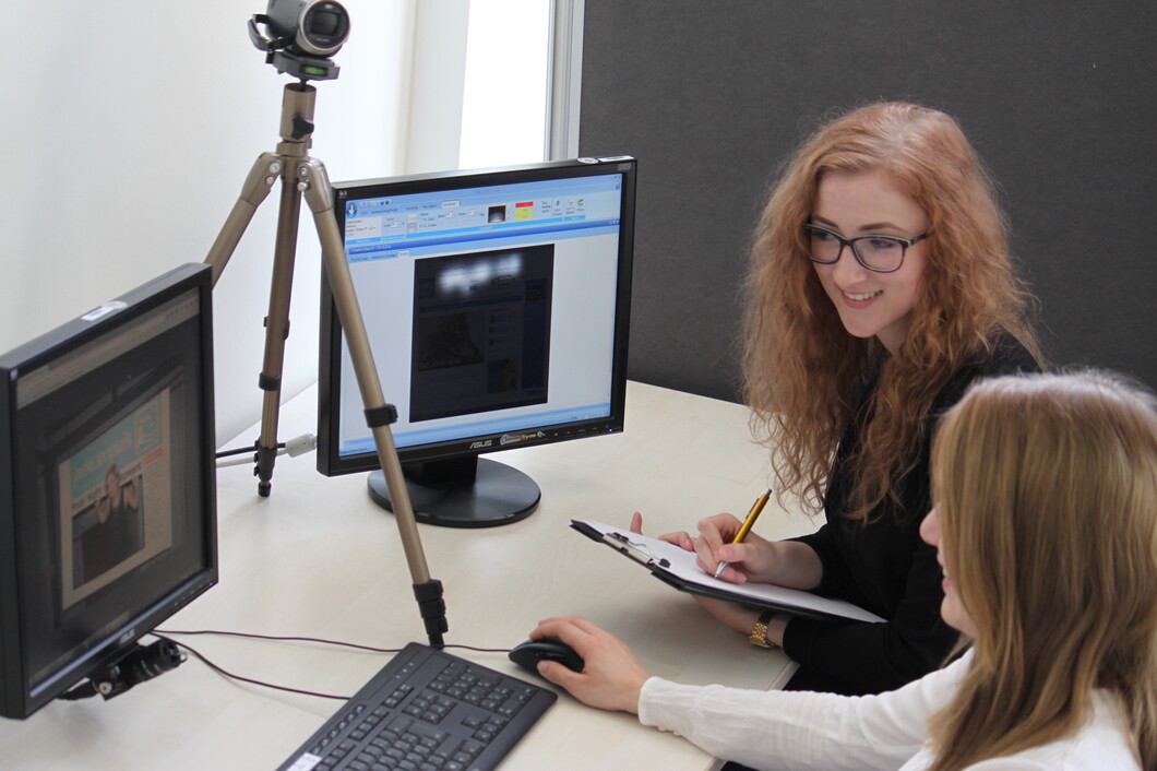 Zwei Studentinnen üben mit dem Eye-Tracking im Labor Zwei Studentinnen üben mit dem Eye-Tracking im Labor