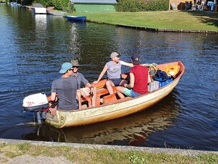 Studierende unterwegs auf einem Boot