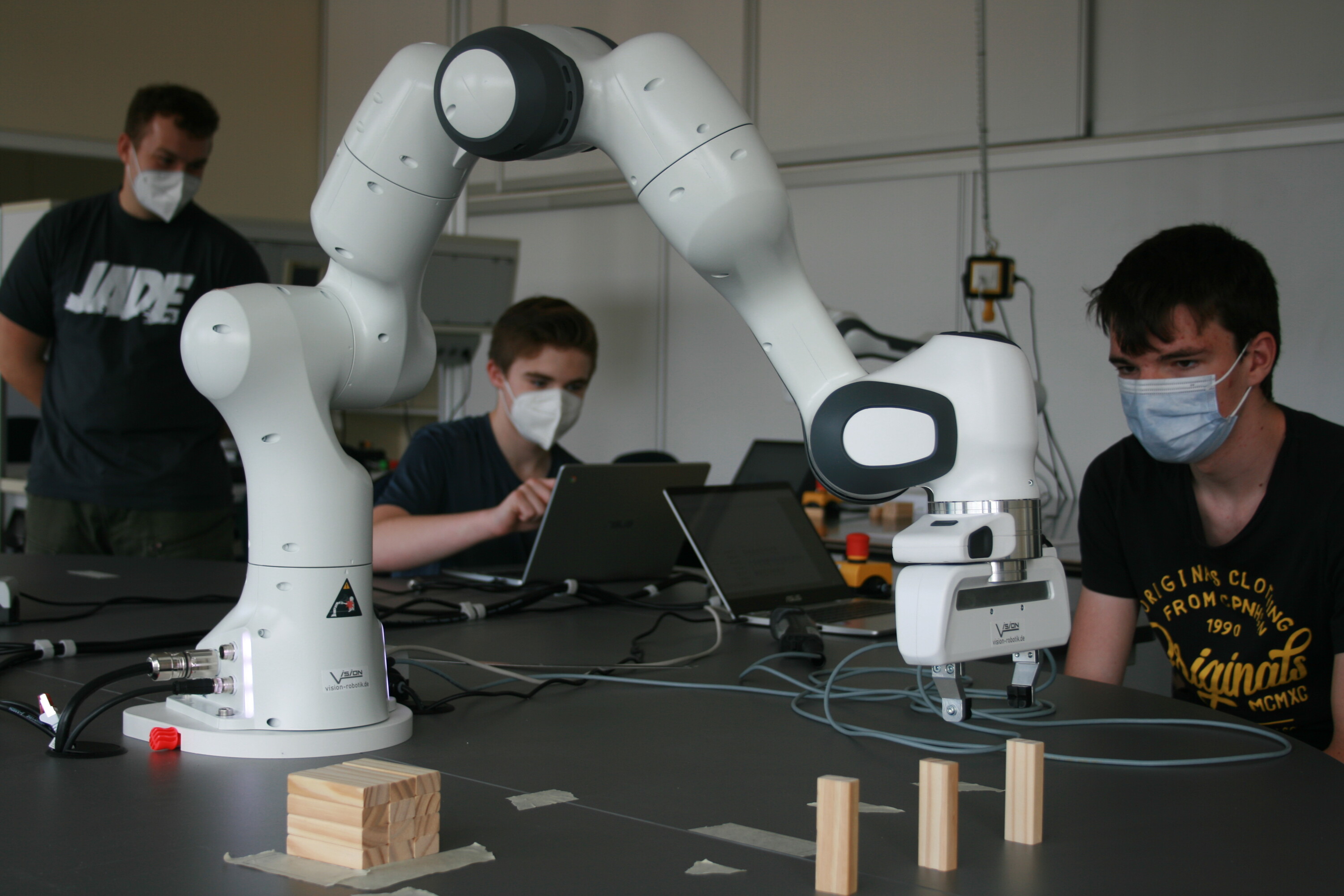 Schüler arbeiten am kollaborierenden Roboter Franka Emika Panda