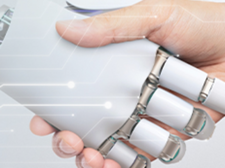 Mensch gibt Roboter die Hand