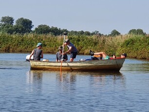 Studierende unterwegs auf einem Boot