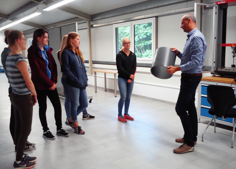 Im Institut für Rohrleitungsbau: Dipl.-Ing. Mike Böge erklärt den Technikantinnen Prüfsysteme für Rohrleitungen (Foto: V. Sasse)