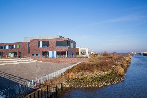 Außenansicht der Bibliothek Elsfleth von der Hunte aus