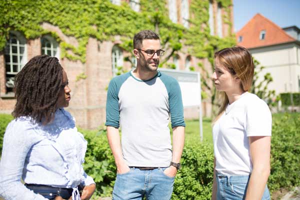 Drei Studenten der Jade HS vor dem Campus 