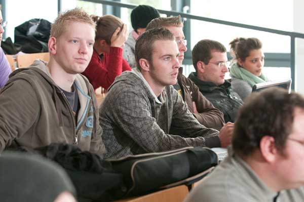 Studenten an der Jade Hs in Oldenburg in einem Hörsaal
