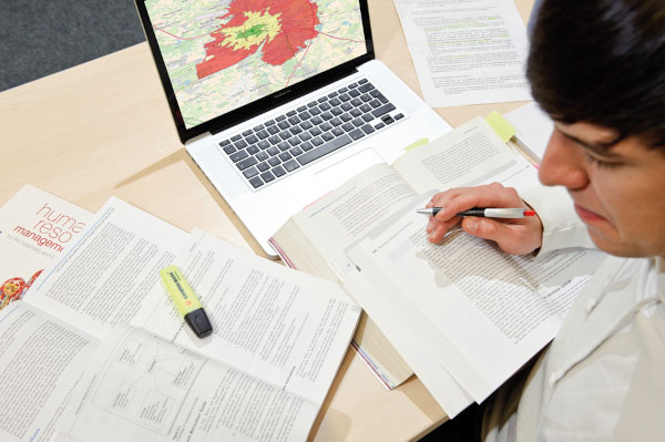 Student arbeitet mit Geoinformationssystem Student arbeitet mit Geoinformationssystem