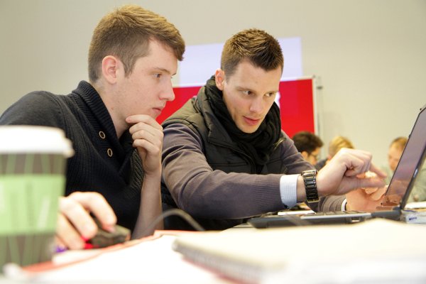Offener Lernraum Studierende arbeiten gemeinsam am Laptop