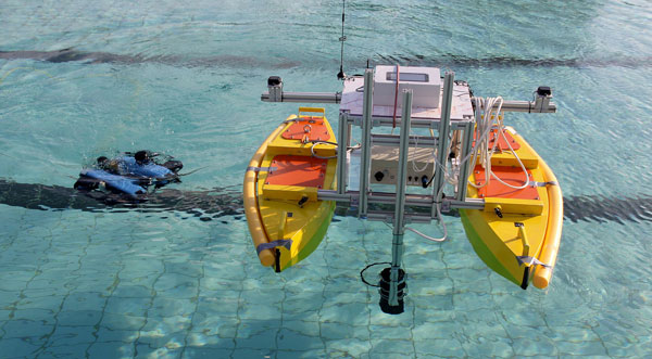 Der Demonstrator besteht aus einem autonom operierenden Überwasserfahrzeug und einem Schwarm selbständig fahrender und kooperierender Unterwasserfahrzeuge