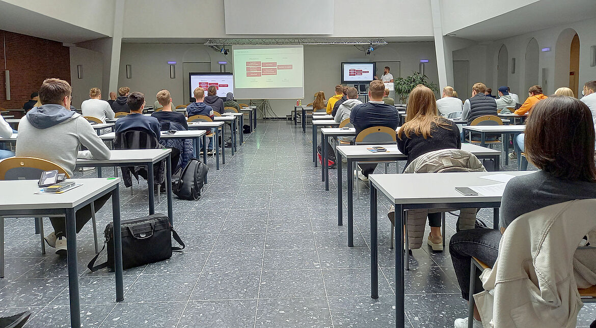 Unter Berücksichtigung des Abstandsgebotes fanden bis zu 90 Studierende Platz im Lichthof des Hauptgebäudes.