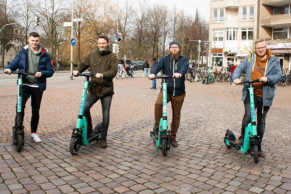 Mit dem Elektroroller in Oldenburg unterwegs (v.l.): die Geoinformatik-Studenten Jannes Wykhoff und Paul Nolte mit ihren Dozenten Prof. Dr. Sebastian Rohjans und Jörn Ahlers