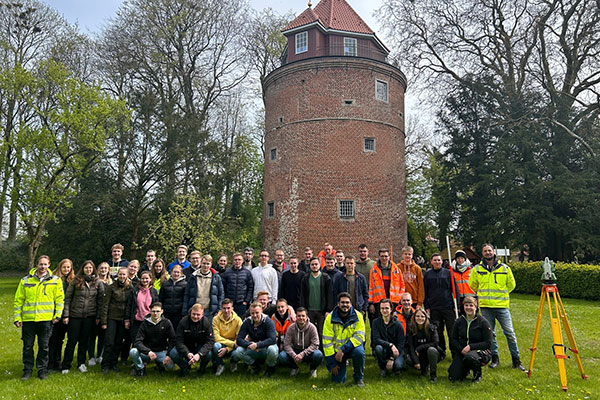 Die Viertsemester des Studiengangs Angewandte Geodäsie an der Burg Stickhausen mit Thorsten Roelfs (li.) und Tobias Berndt (re.)