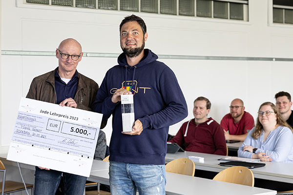 Vizepräsident Prof. Dr. Hero Weber mit Preisträger Tobias Berndt (re.)