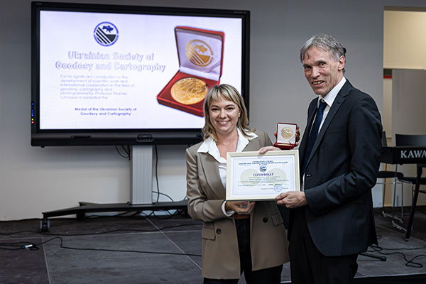 
Dr. Julia Gorkovchuk, Kiewer Nationale Universität für Bauwesen und Architektur, verleiht die Gold-Medaille an Prof. Dr. Thomas Luhmann. (Foto: Jade HS/Andreas Rothaus)