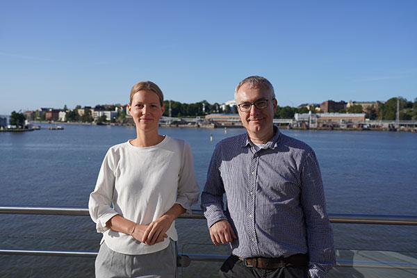 Forschen zum Schutz der Ostsee: Teilprojektleiter Prof. Dr. Roland Pesch (re.) und die wissenschaftliche Mitarbeiterin Maren Leiz beim Kick-Off-Meeting in Helsinki (Foto: HELCOM)