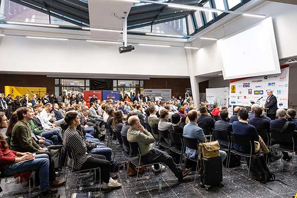 Prall gefüllter Lichthof am Campus Oldenburg: Das Organisationsteam freute sich über mehr als 450 Anmeldungen und einen gestiegenen Studierendenanteil. (Foto: Andreas Rothaus, Jade Hochschule) 