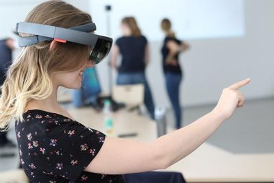 Teilnehmer von Studentin auf Probe mit VR-Brille