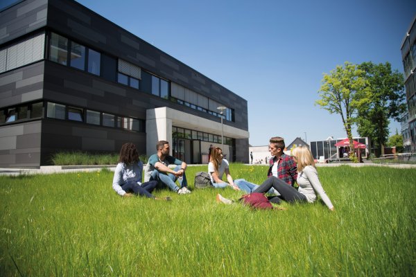 Studierende sitzen auf dem Campus der Jade HS Oldenburg