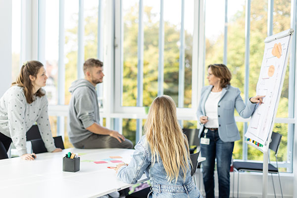 Gruppe Studierender an einem Tisch