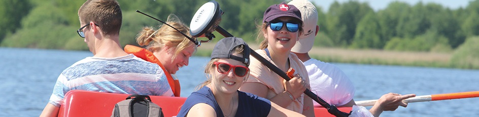 Studierende bei einer Messübung auf dem Wasser