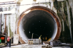 Messübung beim Bau des Wesertunnels