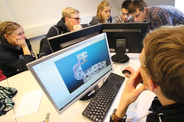 Studierende werten ihre Messergebnisse am PC aus Studierende werten ihre Messergebnisse am PC aus