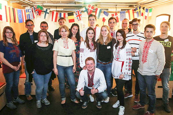 Gruppenfoto von Teilnehmenden des Ukrainischen Abends