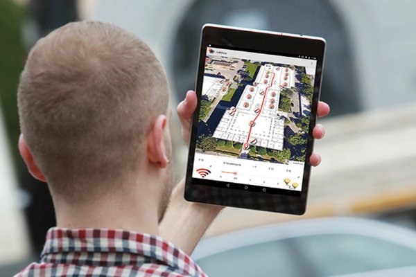 Student mit Indoor-Navigations-App auf Tablet