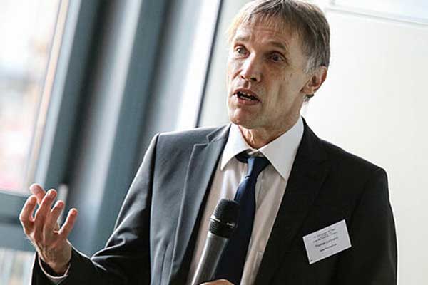 Prof. Luhmann während eines Vortrags auf den 3D-Tagen