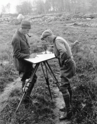 Historisches Foto von Vermessern auf einer Wiese