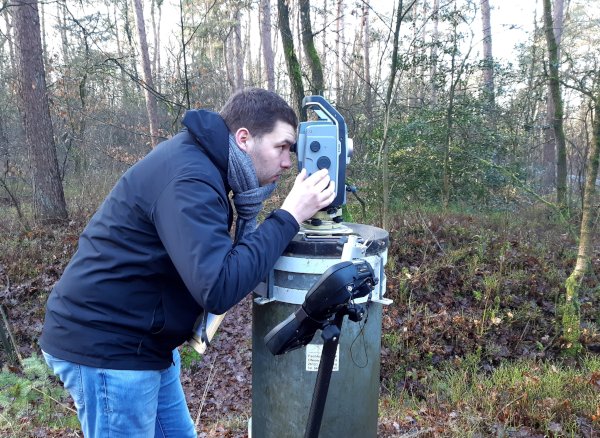 Person bei Messung auf der Messstrecke in Sandkrug