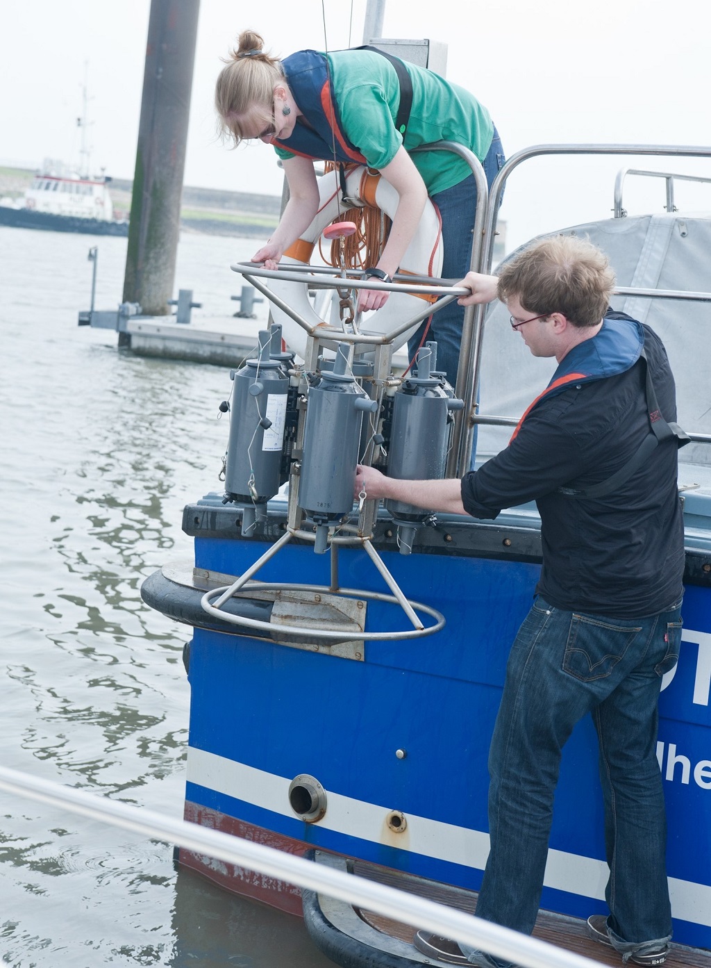 2 Studierenden am Boot