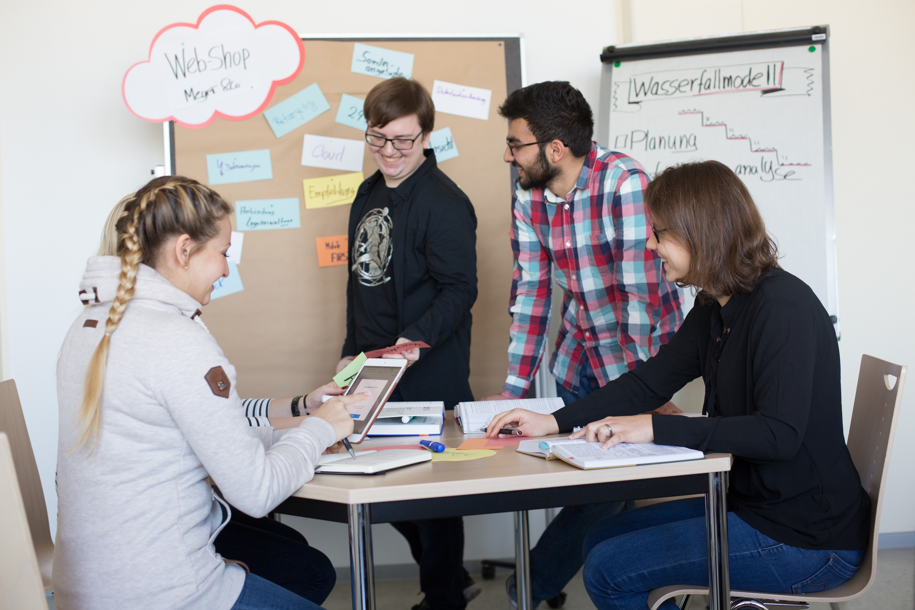 Gruppenarbeit zwischen vier Studierenden Gruppenarbeit zwischen vier Studierenden