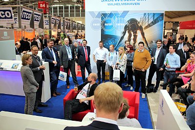 „Elsfleth“-Treffen auf dem Messestand der Seaports of Niedersachsen „Elsfleth“-Treffen auf dem Messestand der Seaports of Niedersachsen