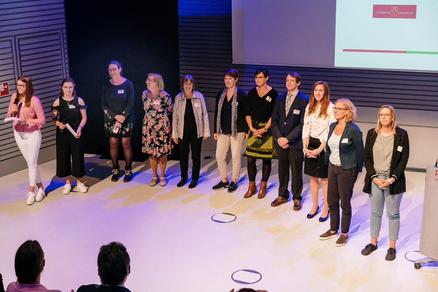 ... Alle Koordinatorinnen auf der Bühne des Phaeno in Wolfsburg ...Foto: Thomas Damm © Niedersachsen-Technikum ... Alle Koordinatorinnen auf der Bühne des Phaeno in Wolfsburg ...Foto: Thomas Damm © Niedersachsen-Technikum