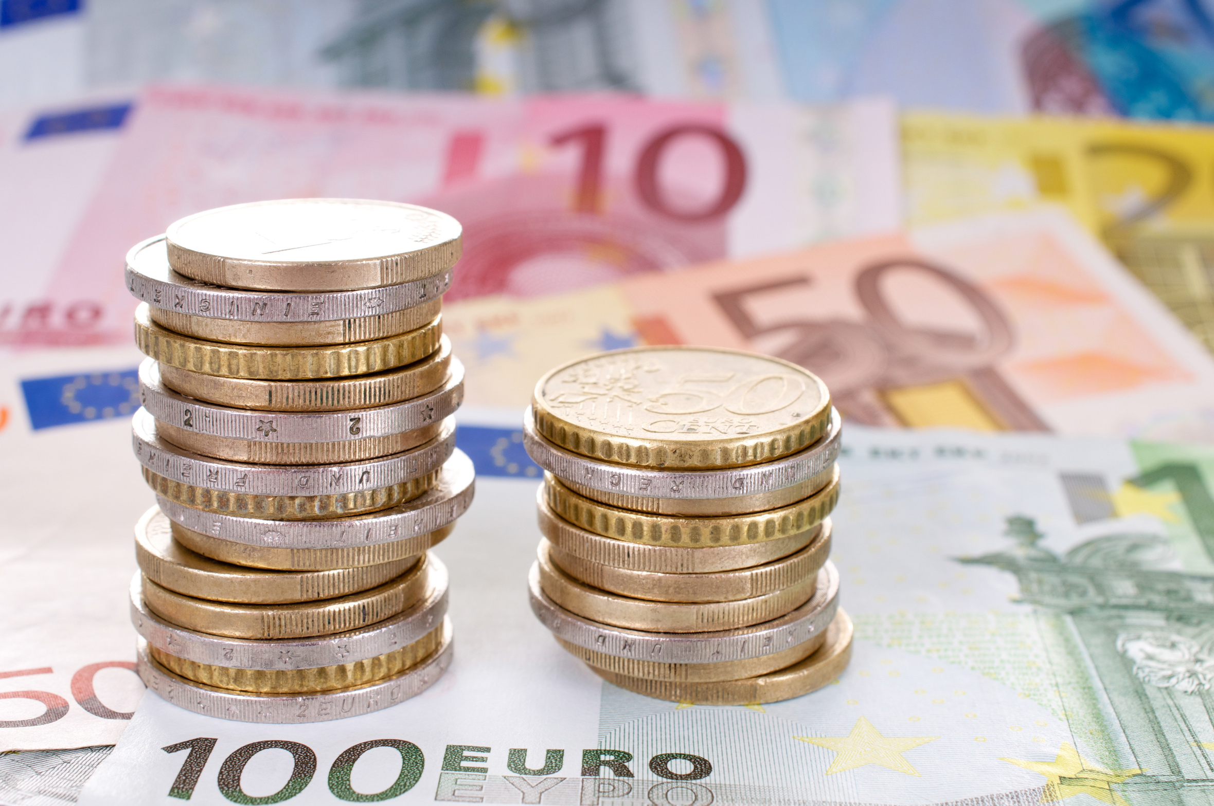 Euromünzen und Euroscheine Euro Münzen gestapelt
