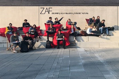 Studierende zeichnen auf dem Oldenburger Campus der Jade Hochschule