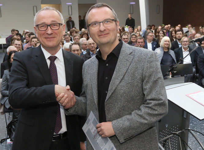 Lehrpreis für Prof. Dr. Bitzer, überreicht von Hochschulpräsident Prof. Dr. Weisensee