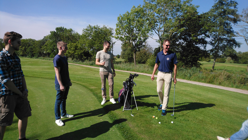 Golf-Schnupperstunde mit Golf-Trainer Joerg Dettmer auf dem Grün (Foto: Vera Sasse)